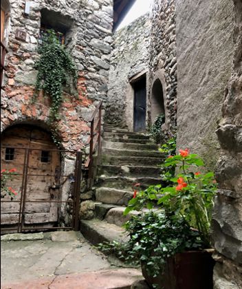 The first steps of the stairway leading to Säben